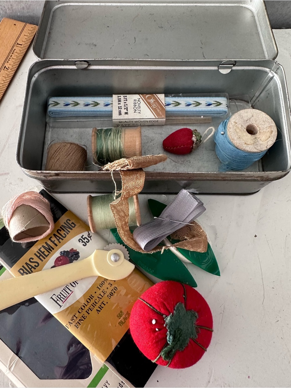 VINTAGE MORSE METAL SEWING TIN & ACCESSORIES RIBBON THREAD TATTING